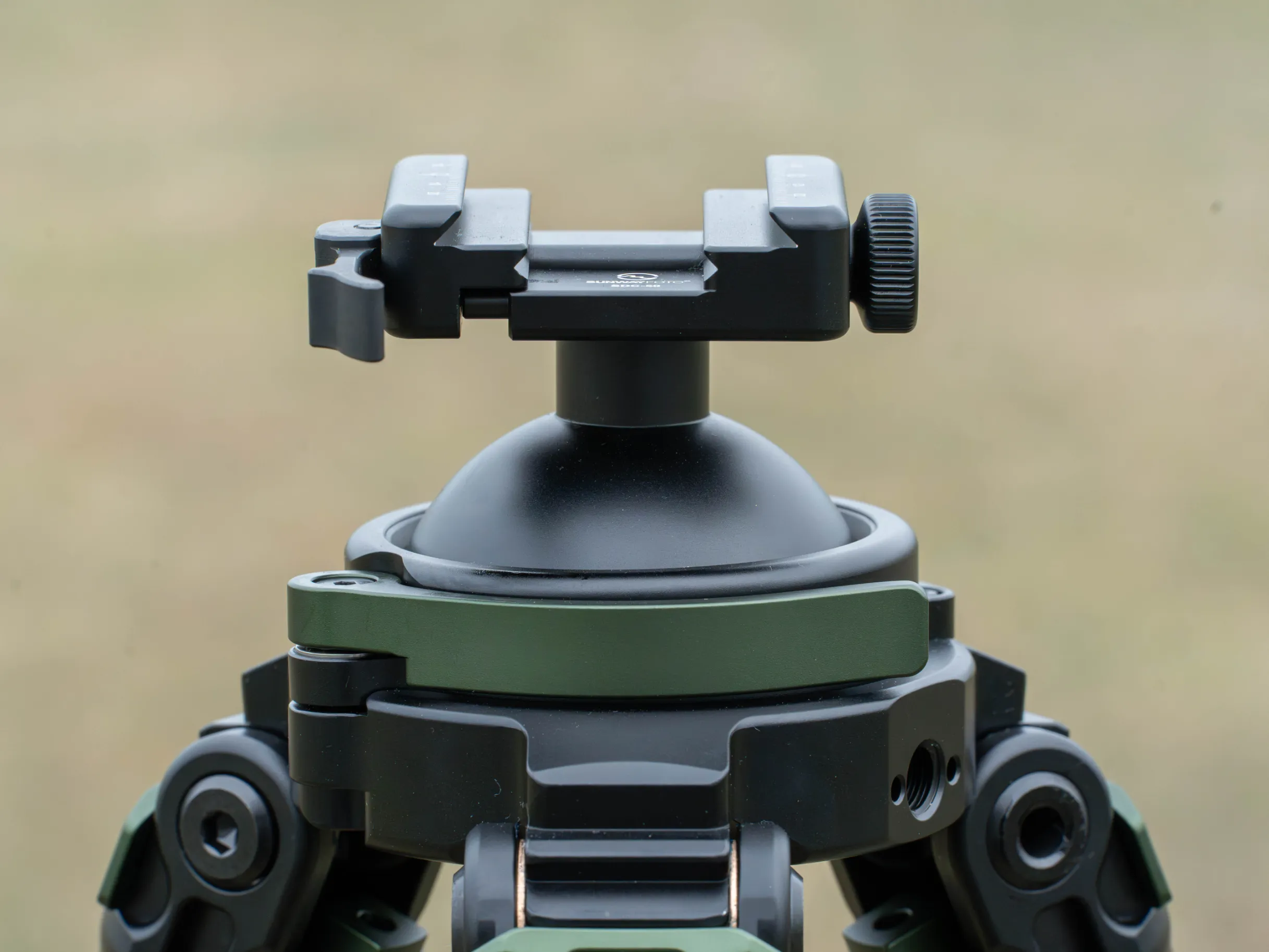 eoto image EDGE of the OUTBACK Carbon Fibre Hunting Tripod